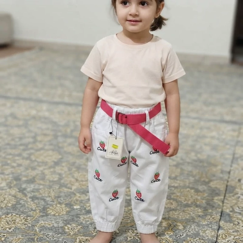 شلوارک جین دخترانه گلدوزی توت فرنگی (پس کرایه)
